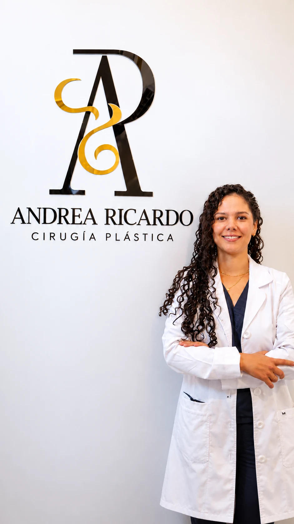 Retrato profesional de la Dra. Andrea Ricardo